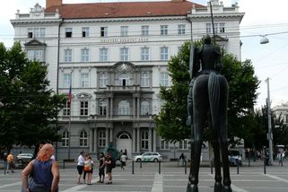 Odvaha na žirafích nohách: Jak Brno recyklovalo odmítnutou sochu z Jihlavy a udělalo z ní Jošta - Médium.cz